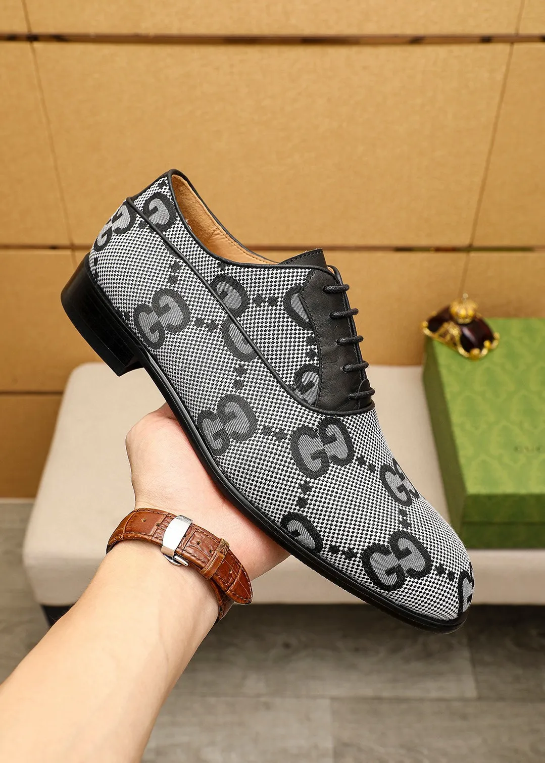 Men's shoes 💰460 💐 Product trademark: GUCCI "Gucci" business leather shoes Regular size: 38-44 (45.46.47🉑️customized) Product materials: Selected imported first-layer fabric upper, imported cowhide leather lining. Strong three-dimensional visual effect, combined outsole Color: 2⃣️colors available